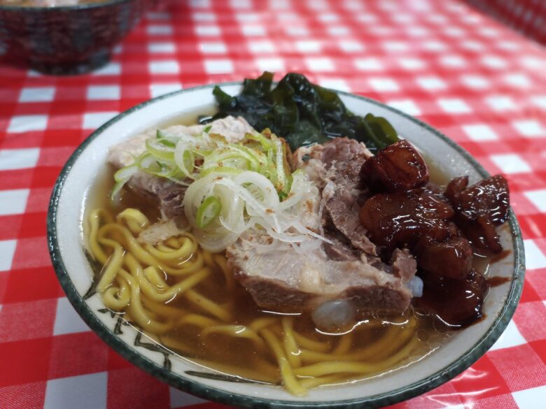 おすすめ 沖縄そば やかそば 豚肉 ソーキ がトロトロでめちゃデカい 今のところ一番お気に入り 40代からの東南アジア沈没記